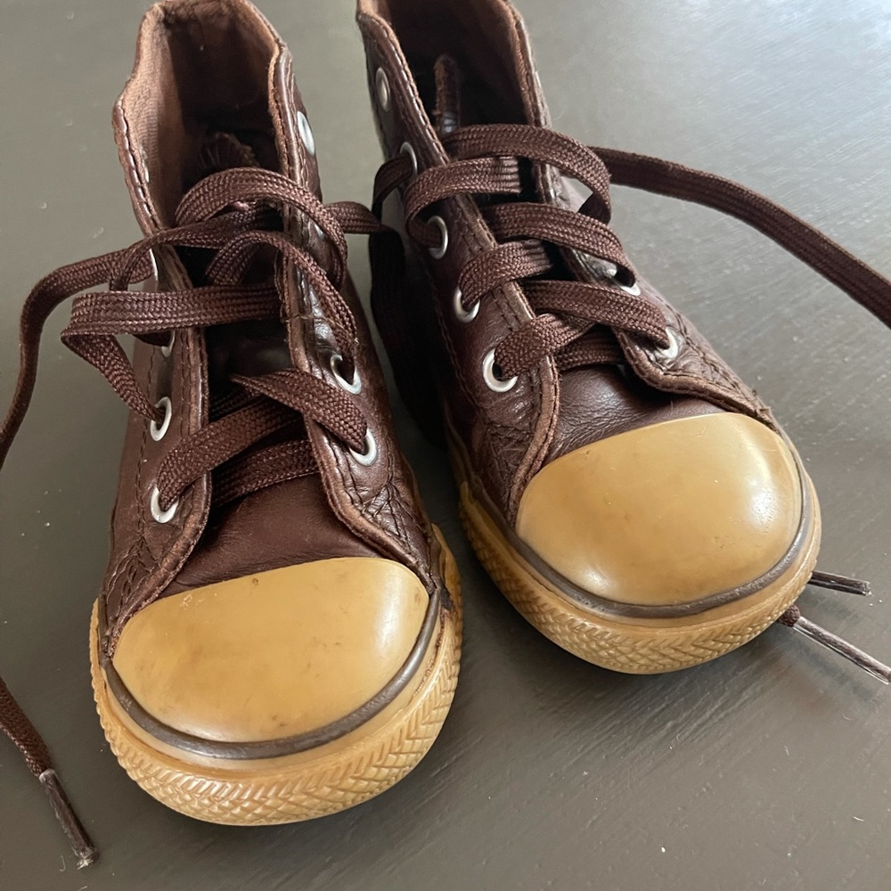 Size 7 kids leather converse